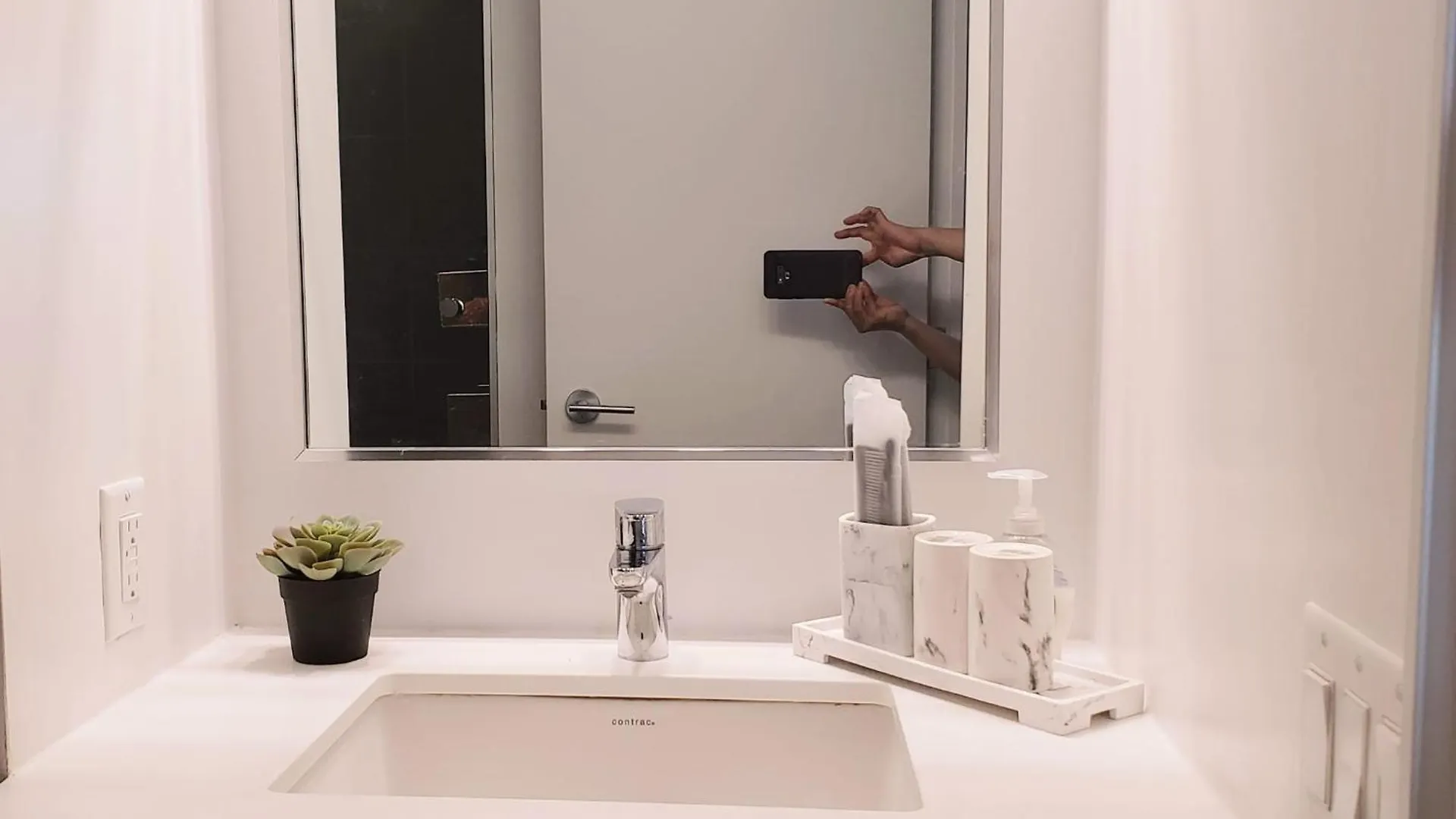 Elegant 2Br & 2Ba Retreat In Prime Yorkville, Downtown Toronto 0*,  Canada
