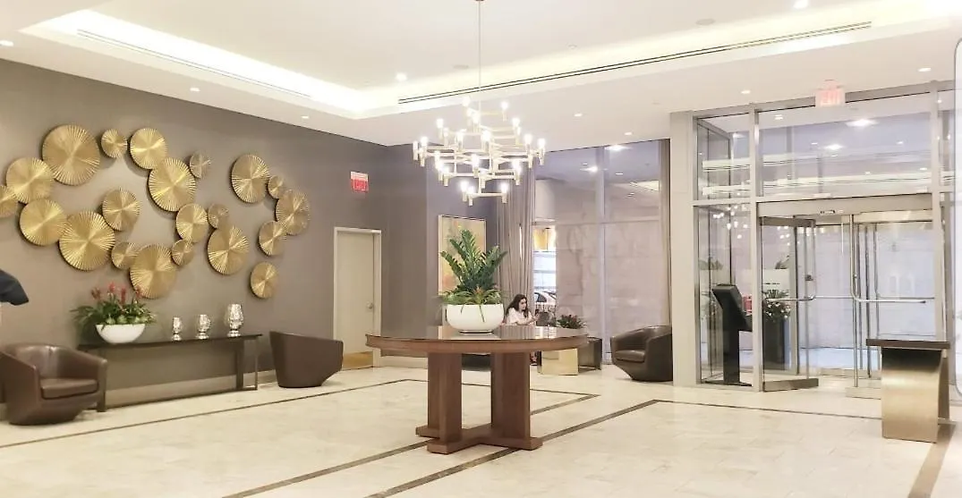Elegant 2Br & 2Ba Retreat In Prime Yorkville, Downtown Toronto Apartment