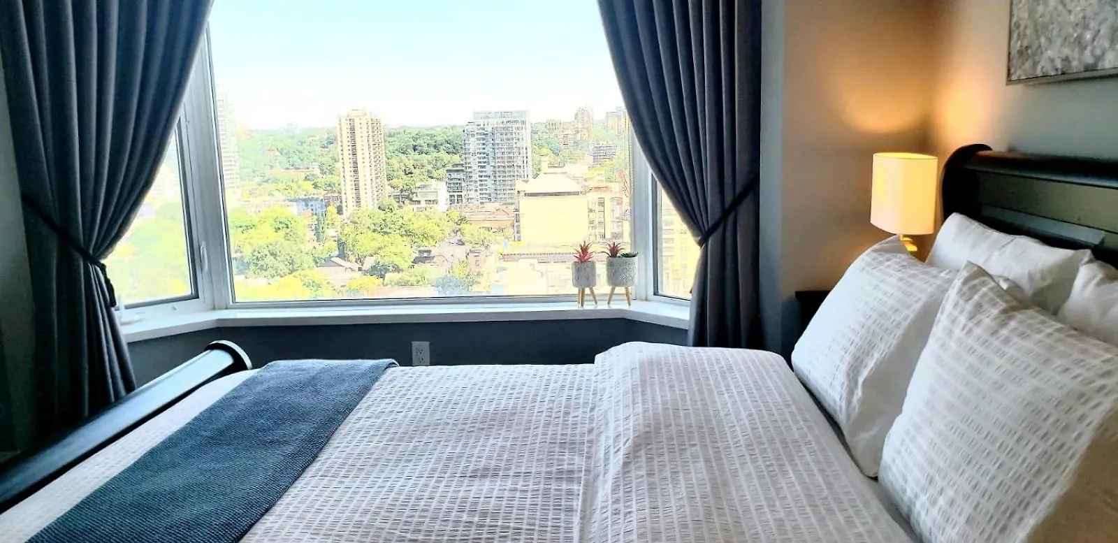 Elegant 2Br & 2Ba Retreat In Prime Yorkville, Downtown Toronto 0*,