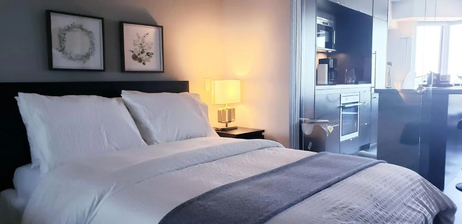 Elegant 2Br & 2Ba Retreat In Prime Yorkville, Downtown Toronto Apartment