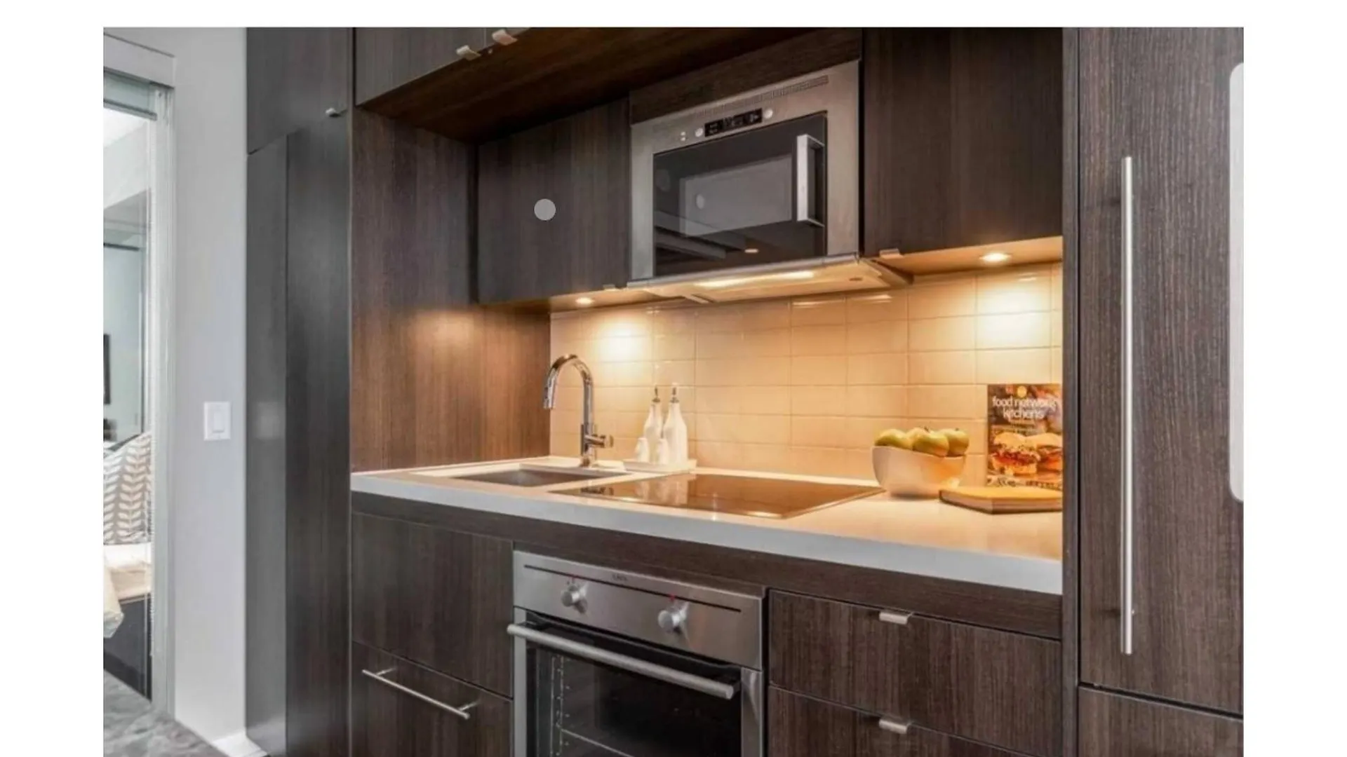Elegant 2Br & 2Ba Retreat In Prime Yorkville, Downtown Toronto