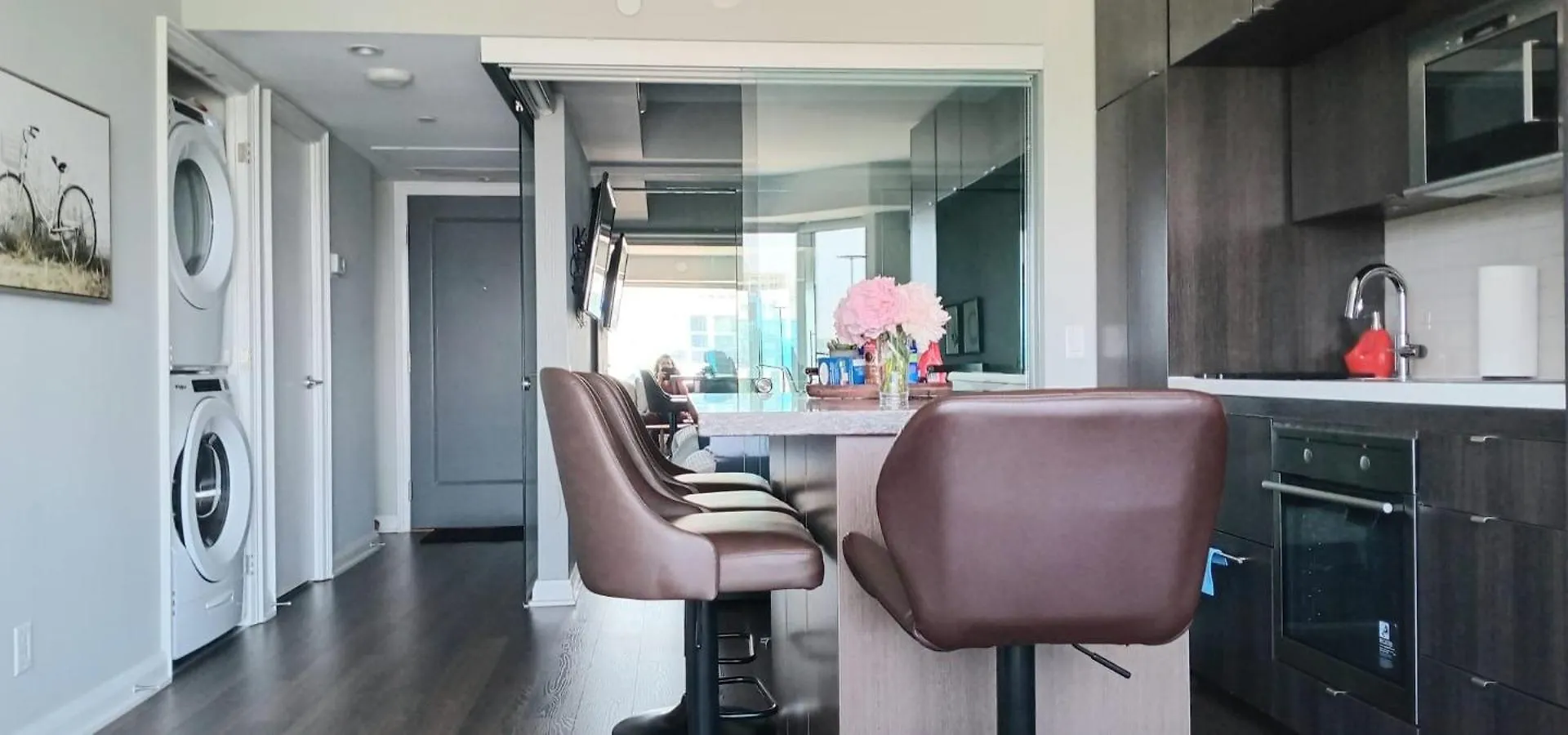 Elegant 2Br & 2Ba Retreat In Prime Yorkville, Downtown Toronto